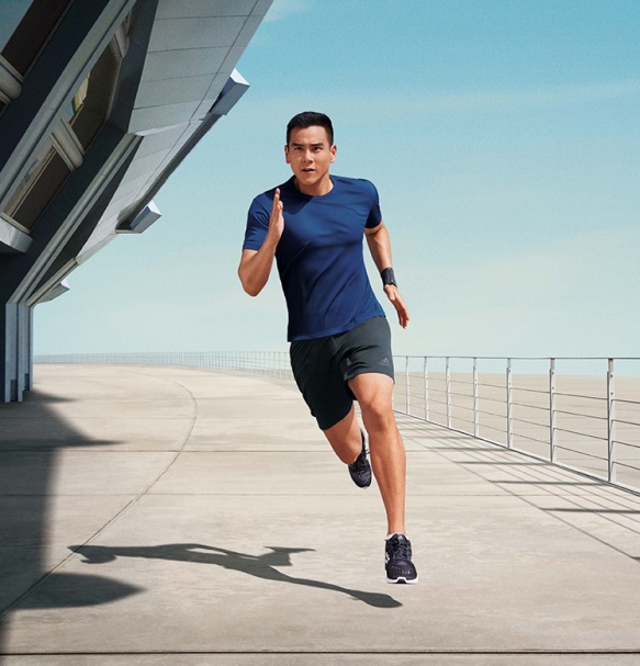 adidas代言人彭于晏全身穿著clima系列疾速穿梭在城市间展现过人体能