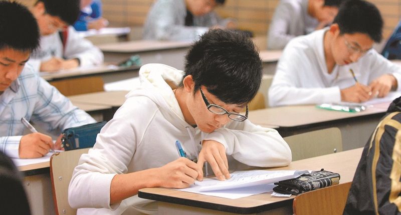 大陆全国高中数学联赛开赛,杭州高中学生正在答卷.(新华社资料照片)