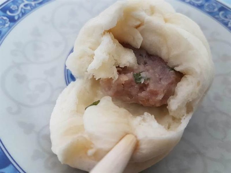 「一口肉包」直径约6公分,一口咬下,肉馅爆出自然甜味,内有基础猪肉馅