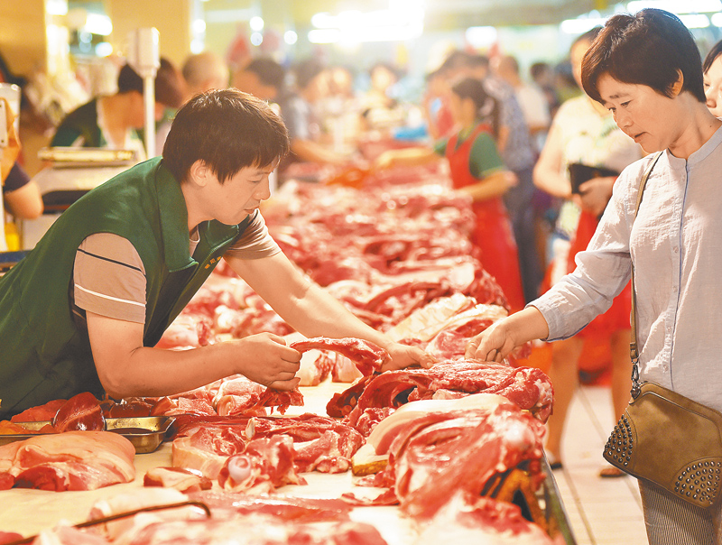 市民在江苏无锡一家农贸市场购买猪肉.(新华社资料照片)