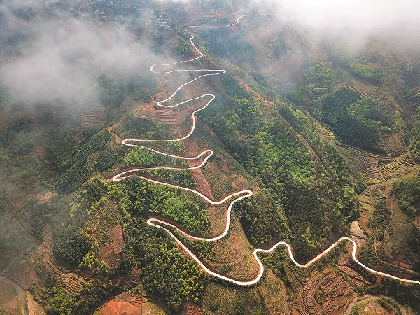 盘山公路部分路段.(新华社资料照片)