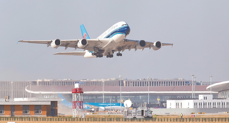 中国南方航空公司的班机从北京大兴国际机场起飞.(中新社)