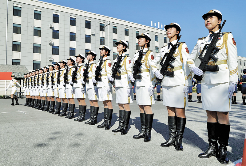 北京阅兵村正在做最后演练的女兵方队.(记者王铭义摄)