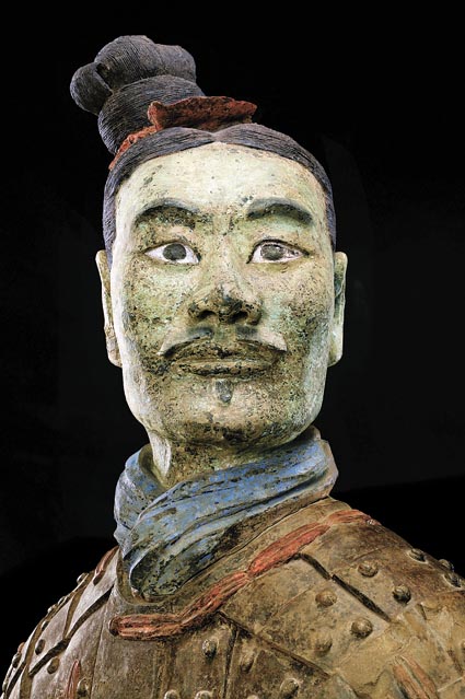 文物保护员还原秦始皇帝陵兵马俑的颜色.图为保护修复后的绿脸俑.