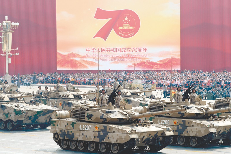 2019年10月1日,大陆「十一」阅兵,15式轻型装甲方队接受检阅.(新华社)