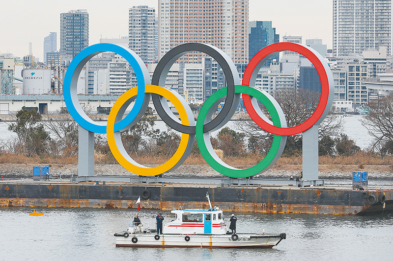 1月17日,东京湾海面上的奥运五环标志.(新华社)