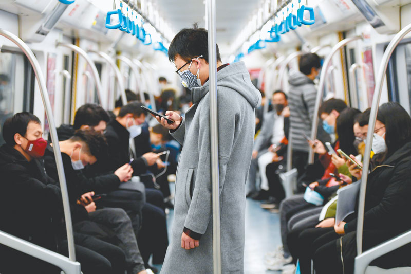 图为成都上班族戴口罩乘坐地铁.(中新社资料照片)