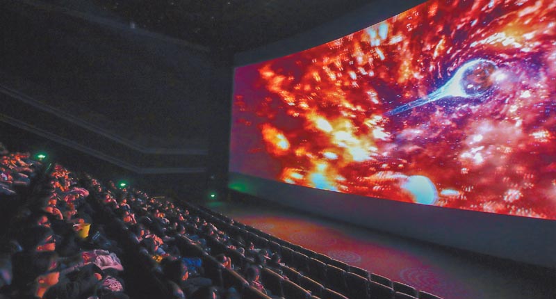 2019年2月10日,山西太原一家电影院内,民众在观看《流浪地球》.