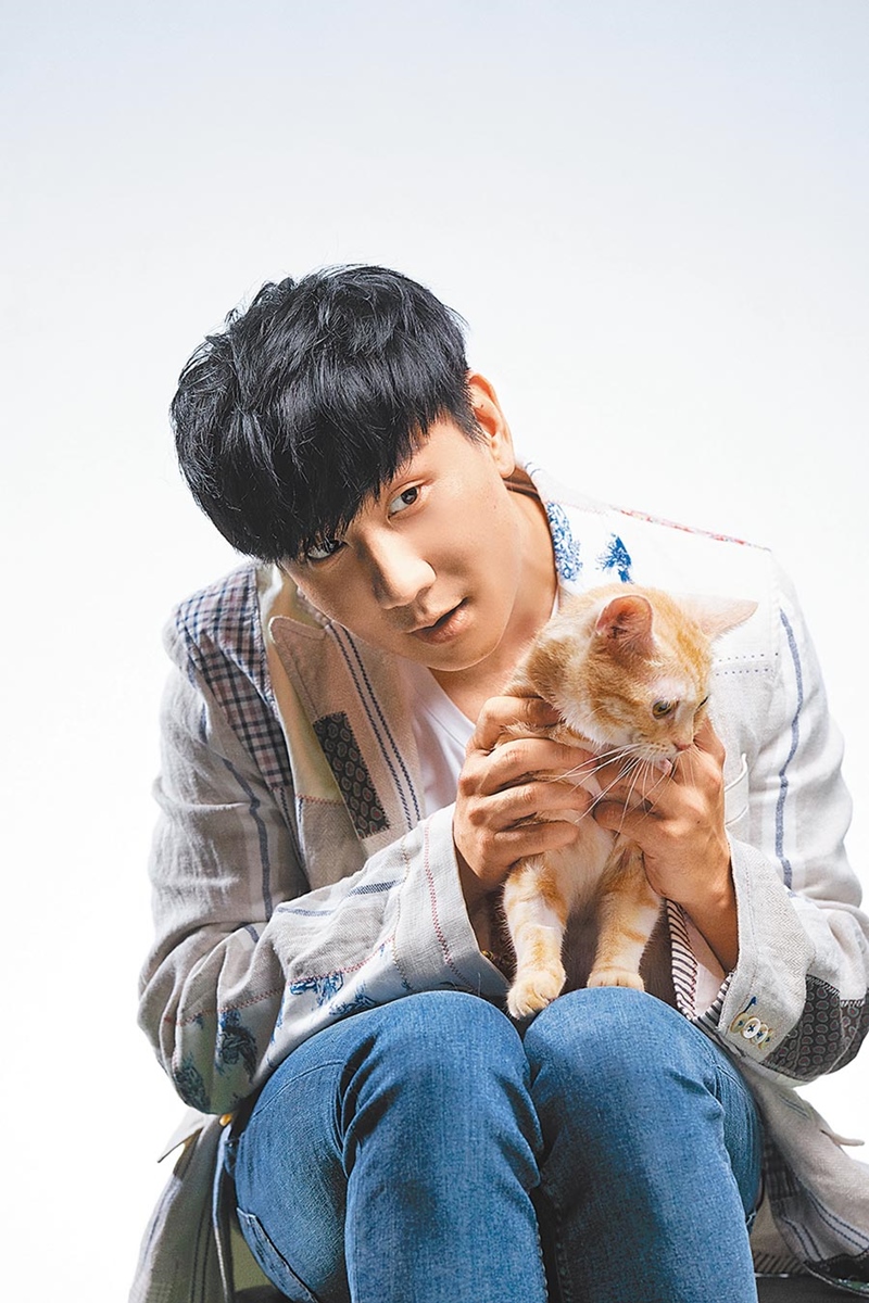 林俊杰抱著可爱猫咪一同拍摄新歌〈最向往的地方〉mv.(华纳音乐提供)