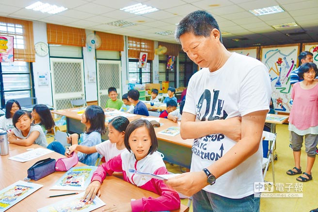 敖幼祥買下一台小巴,改造成《烏龍院》角色造型的「漫畫巴士」,4年來深入走訪花蓮、台東偏鄉國小教漫畫。(本報資料照片)