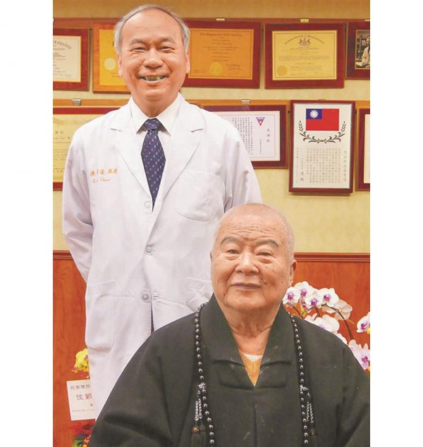 陳肇隆完成第一千例肝臟移植時,星雲大師以蒼勁一筆字「換肝之父」相贈