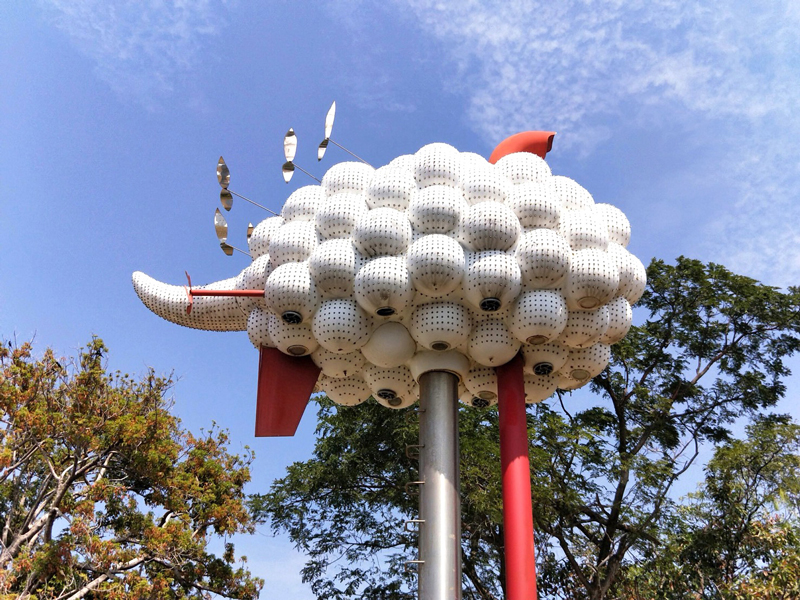 『雲顛 Laputa』整體為強化玻璃纖維樹脂所打造的現代彩雲,平滑的球體表面反映著周圍的景物,作品與景觀相互呼應。作者:物件美好賴亭玫,馬君輔。記者王姝雯攝。