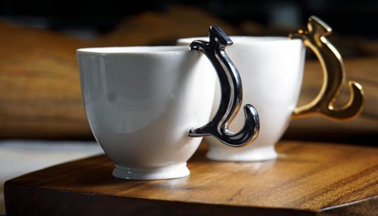 以麝香貓造型設計握柄的手工咖啡杯，有金、銀兩個顏色，品味不俗。（圖／姚舜攝）