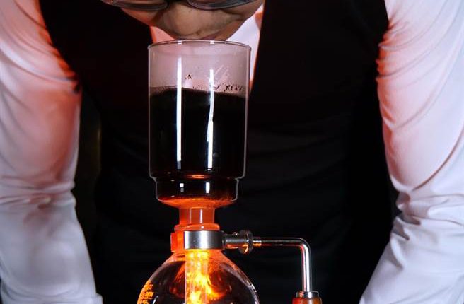 為了完整呈現麝香貓咖啡的風味，〈CHON．天母〉是用虹吸壺煮咖啡，過程中咖啡師必須隨時注意溫度變化。（圖／姚舜攝）