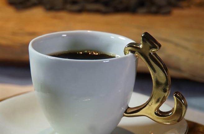 在第4道「浺」的程序時，麝香貓咖啡是用以麝香貓造型設計握柄的手工杯盛裝，飲者可以細品巧克力香與木質檀香交融激盪出的高雅香氣。（圖／姚舜攝）