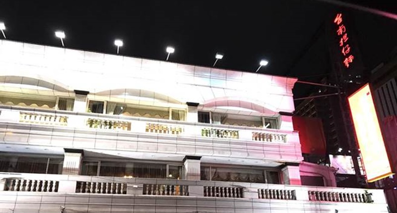 台南擔仔麵台中店以頂級料理聞名,擔仔麵也是滿桌美食的亮點。(盧金足攝)