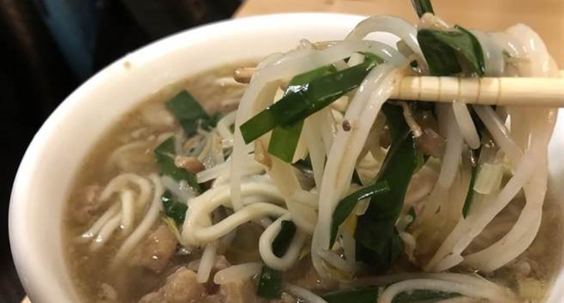 松竹路滷味的切仔麵是使用生黃麵,麵條Q彈、不軟爛。(馬瑞君攝)