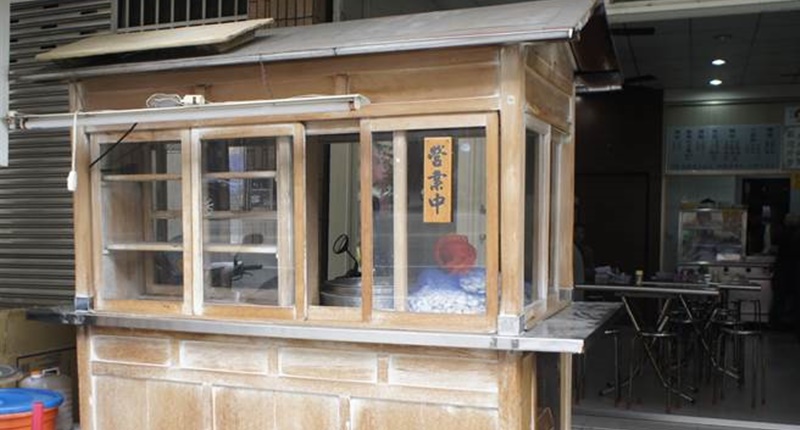 位於台中市向上南路近萬壽棒球場的「麵哥麵嫂」店門口一輛檜木製的攤車說明了老店悠久歷史。(馮惠宜攝)