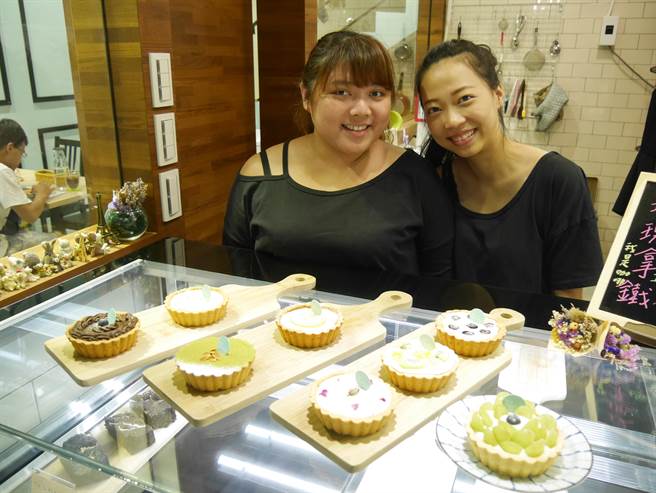 「家庭革命」遠從澳洲來的葵葵,促成飼主Sandy(左)開設人氣甜點店,打造動物友善餐廳。(蔡依珍攝)