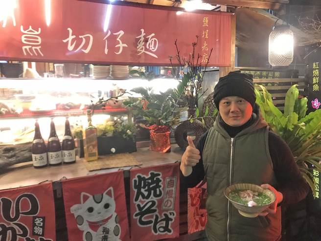 家崑切仔麵傳承鹽埕老字號阿珠麵店口味,二代老闆黃家崑也憑自身創意開拓客源。(柯宗緯攝)