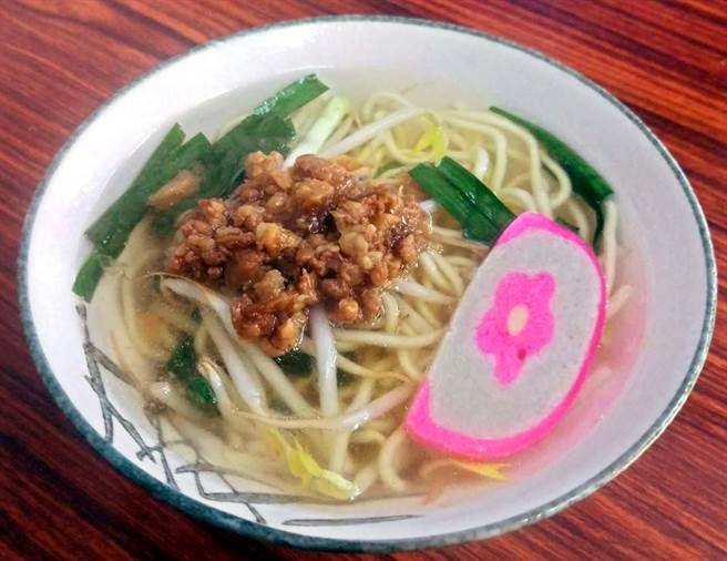 屏東市「成哥黑白切」的切仔麵是許多人必點美食,清爽湯頭配上濃郁入味的肉燥,讓人一口接一口。(潘建志攝)