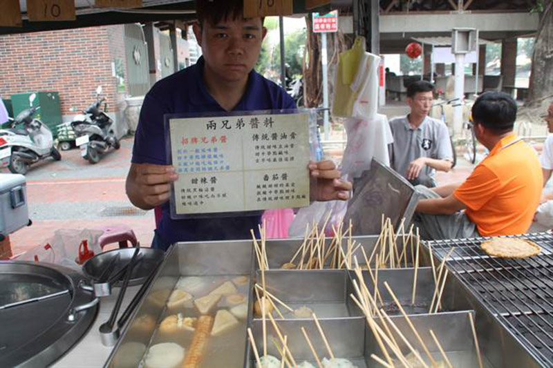 廖俊迪販售的關東煮多達20多樣食品,不論配傳統醬料或獨門醬料,都能吃出不一樣的口味。(林雅惠攝)