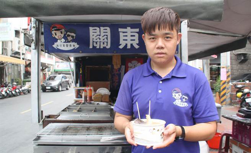 廖俊迪販售的關東煮多達20多樣食品,關東煮的湯頭是讓客人回味無窮的另一個關鍵。(林雅惠攝)