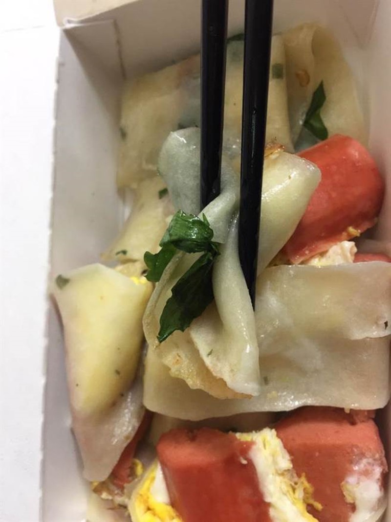 新店大世界早餐店中,有特殊風味的九層塔蛋餅以及熱狗蛋餅,相當受到饕客喜愛。(曾百村攝)