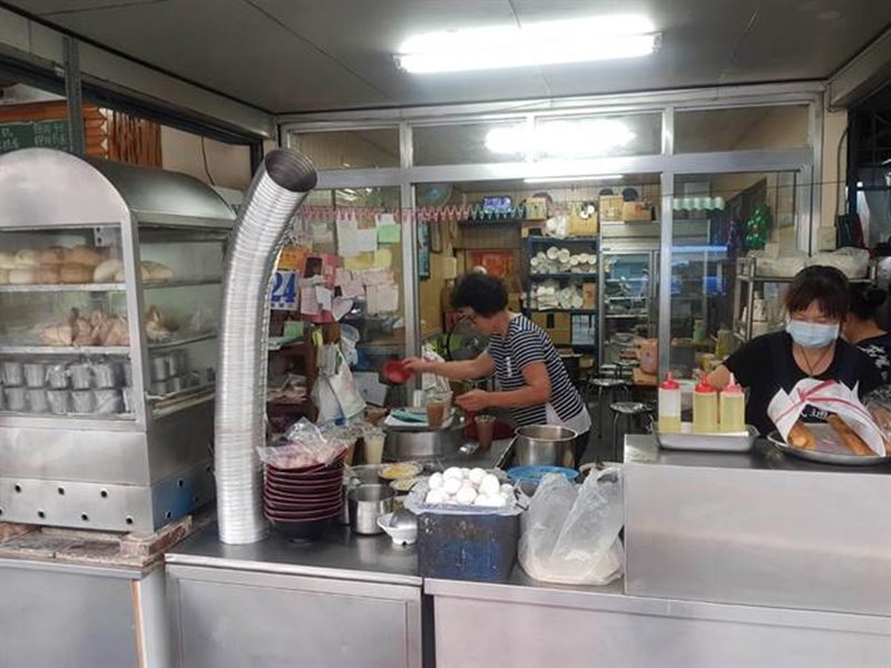 花蓮縣玉里鎮中山路上的阿發米糕是在地人推薦的傳統早點店,店內最有名的人氣餐點非米糕莫屬,但除了米糕外,店家販售的蛋餅也是來店顧客必點的選項之一。(楊漢聲攝)