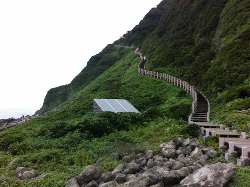 基隆嶼素有「台灣的龍珠」之稱,島上有許多植物及野鳥等自然生態,每年因為有花季,都會吸引超過7萬名旅客前來觀光,但自從颱風摧毀碼頭後,至今封島3年多,市府預計今年夏天就會完工啟用。(張穎齊攝)