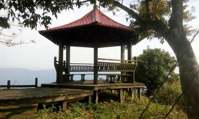 崁頭山步道可連接獅額山步道,攻頂後有一處涼亭可休憩,放眼眺望的美景也吸引不少登山客前往。(南市觀旅局提供)