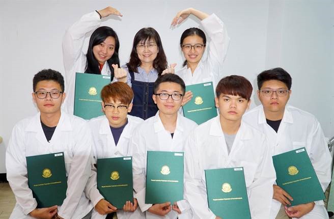 大葉大學藥保系學生考取澳洲皇家初階國際芳療師證照,開心與指導老師盧智香(後中)合影。(鐘武達攝)