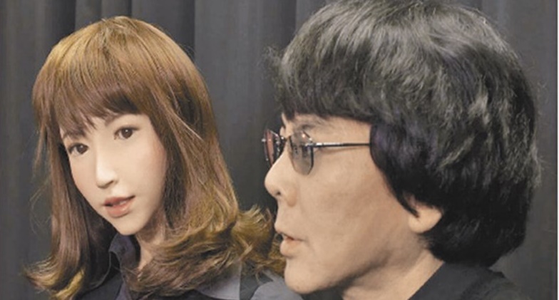 人形機器人「Erica」,轉頭看著開發他的「日本機器人教父」石黑浩。 (摘自Hiroshi Ishiguro Laboratory)