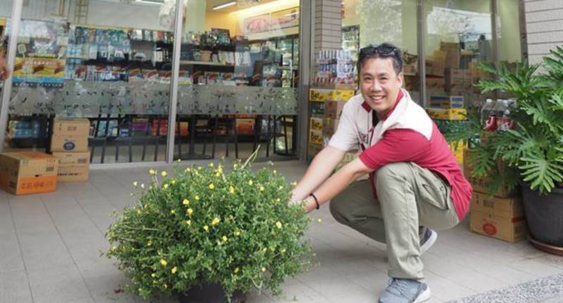 超商店長郭俊賢在門口放盆栽,提醒消費者注意頭頂的鳥巢。(黃力勉攝)