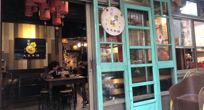 勝峰大眾本舖料好美味,開業超過一甲子,第三代呂立全發揮巧思讓店內大走復古風,彷彿走進時光隧道回到3、40年代。(蔡依珍攝)
