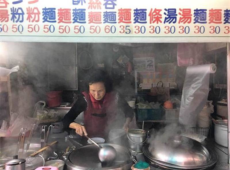 土城區光明街上的切仔麵攤,保留傳統好滋味,擄獲大批老饕味蕾。(吳堂靖攝)
