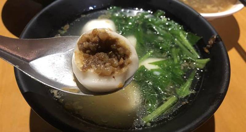 三角鹹湯圓外皮以糯米製成,內餡包裹炒得鹹香入味的肉餡,視店內人氣商品。(蔡依珍攝)