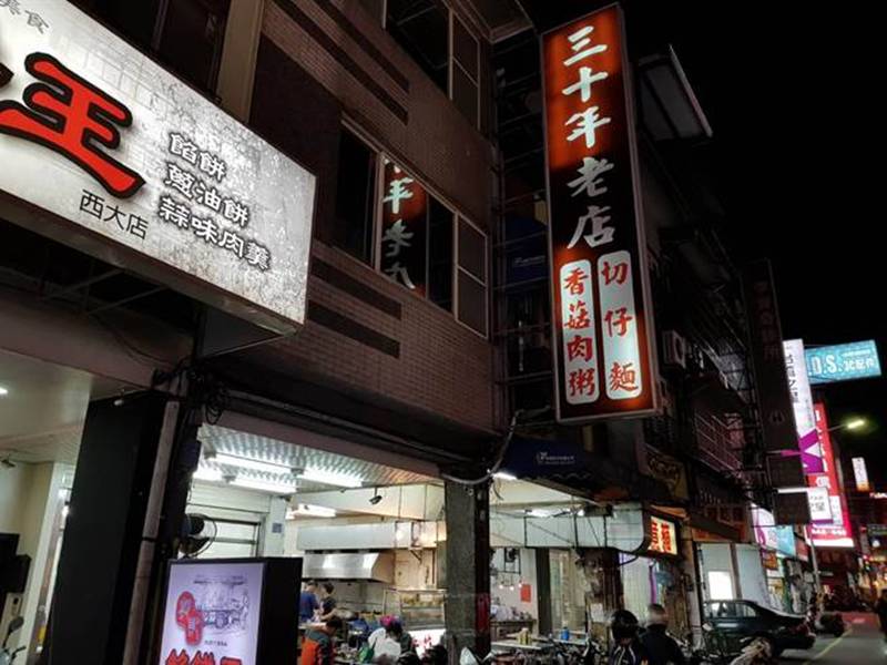 新竹市三十年老店切仔麵是不少消夜族群首選。(徐養齡攝)