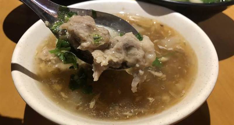 肉羹選用豬後腿肉混合鯊魚漿,每日新鮮現做,人氣紅不讓。(蔡依珍攝)