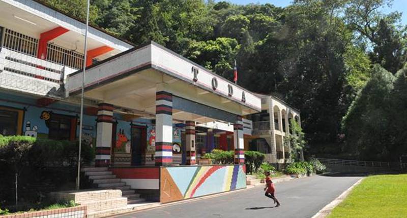 為凸顯部落特色,仁愛鄉平靜國小改名為「都達」國小。(廖肇祥攝)