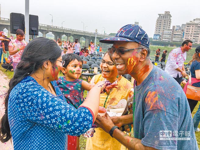 史達仁(右一)與夫人(右二)日前參加荷利節(Holi)活動,臉上沾滿彩粉。(印度台北協會提供)