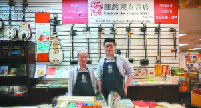 工齡最長的員工鐘鐵城老先生(左)與東方文化事業公司總經理張施源合影。(取自中國僑網)