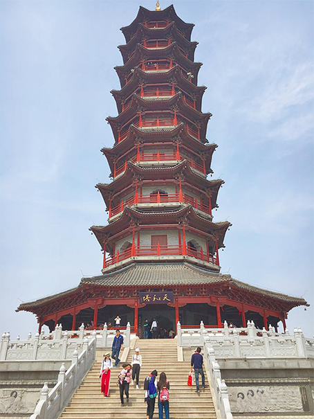 三台山園區天和塔,為蘇北地區第一高塔。(記者徐維遠攝)