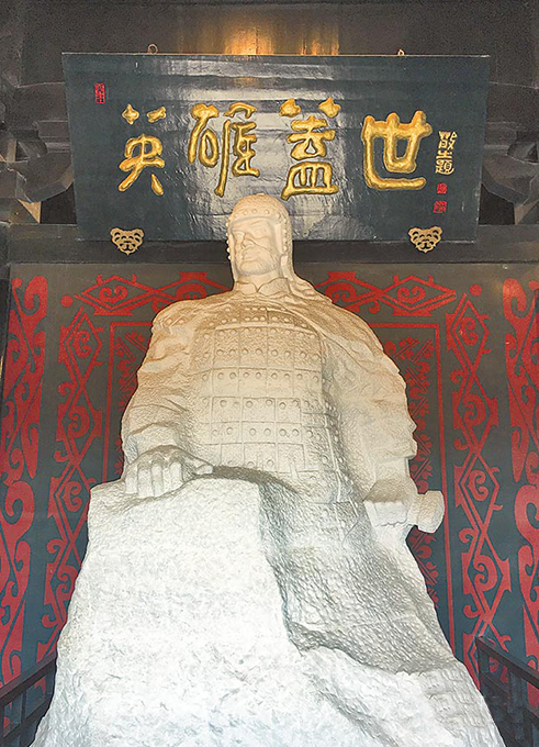 「項王故里」有一座以白玉石製作的項羽雕像,氣宇軒昂。(記者徐維遠攝)