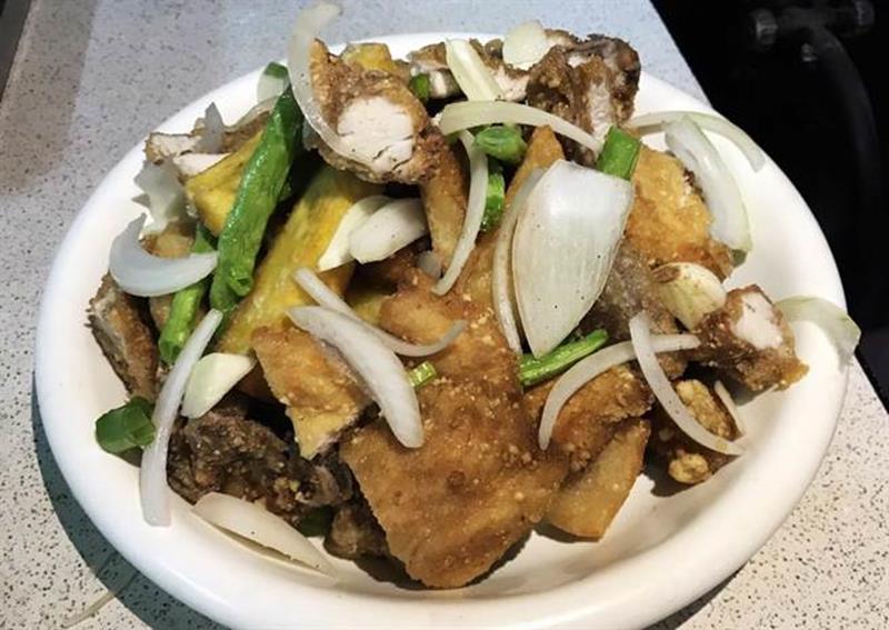 溪口鄉的「真好佳香雞排」的炸物會加進洋蔥、蒜頭和蔥花一起下鍋油炸,香氣和風味立即提升,是別處吃不到滋味。(呂妍庭攝)
