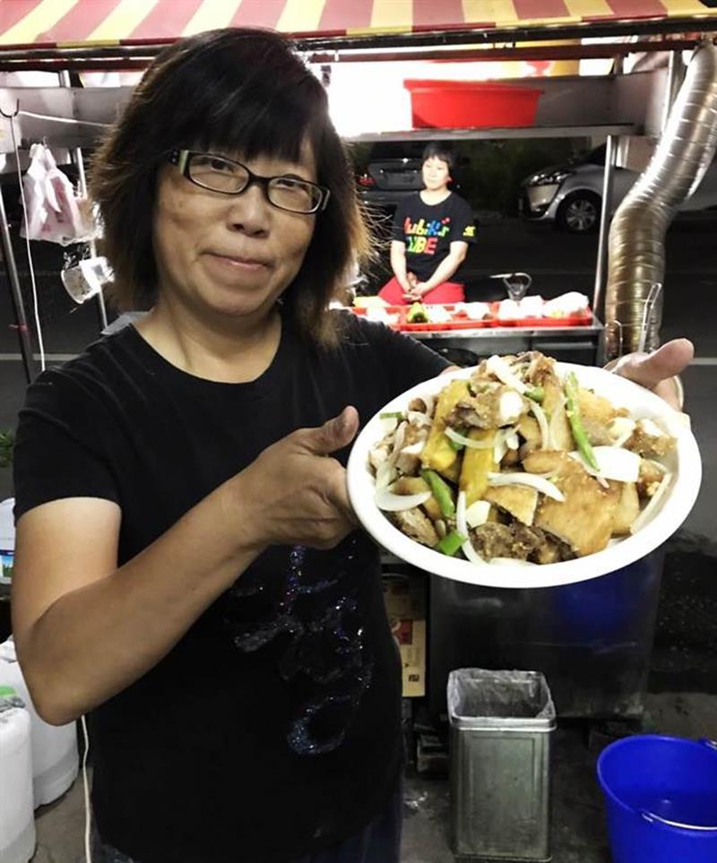 嘉義縣溪口鄉「真好佳香雞排」店老闆娘簡素英善於研發新產品,靠新鮮感留住老顧客。(呂妍庭攝)