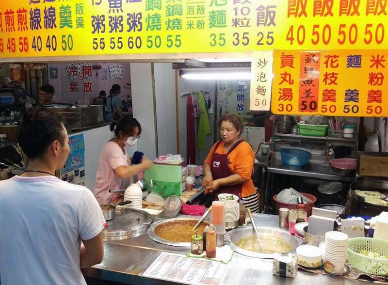 屏東夜市「阿猴小棧」有各式美食,其中貢丸湯雖然不是主角,但卻是非常重要的配角。(潘建志攝)