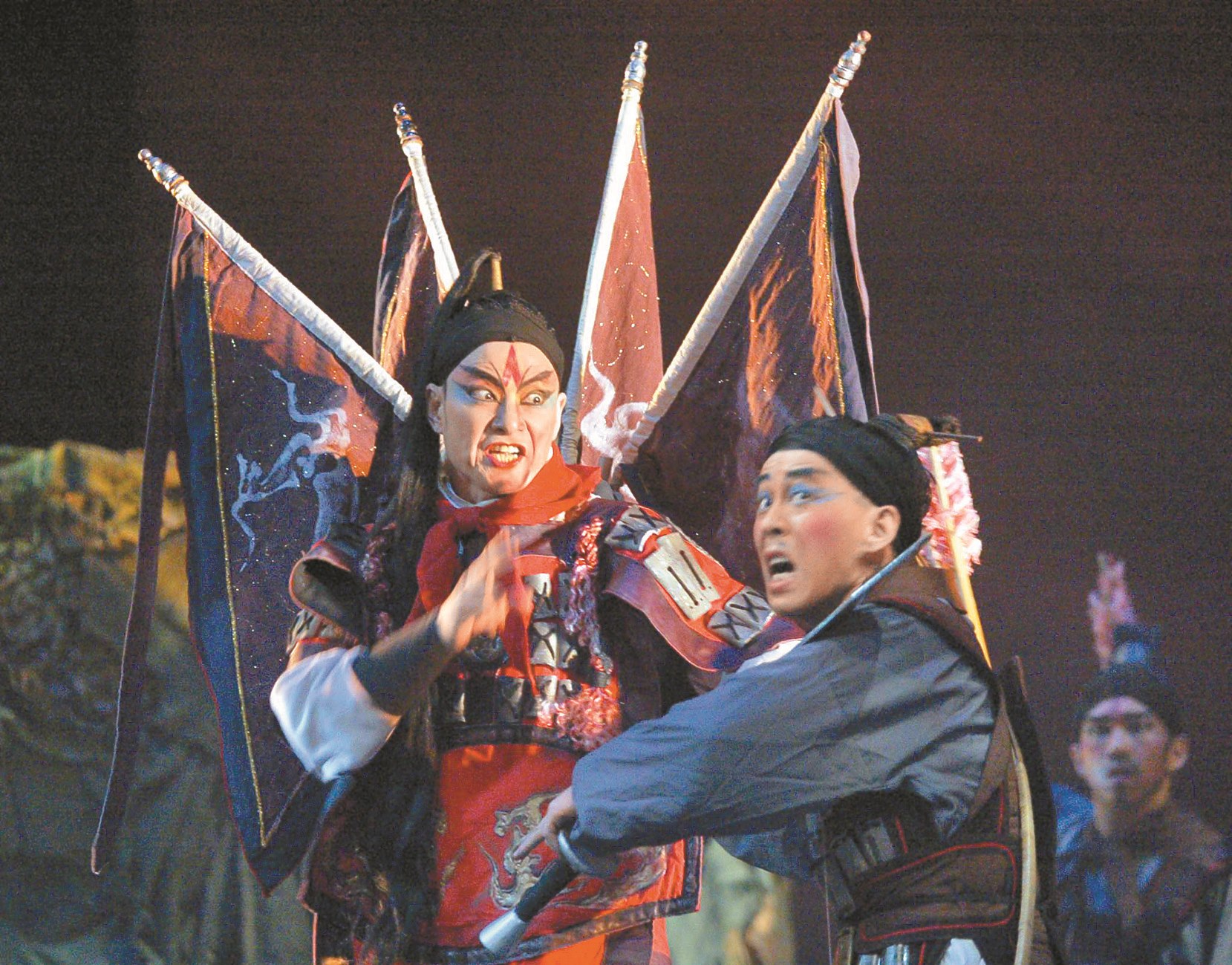 當代傳奇劇場2006年演出創團20年代表作《慾望城國》,改編自莎士比亞名作《馬克白》,由當代傳奇藝術總監吳興國(左)編導演,並飾演戰國時期將軍敖叔征,因聽從夫人慫恿,弒君奪位,最後亂箭穿心而亡。該劇以京劇唱念作打為本,融入現代劇場元素,呈現四幕十四場戲因人心慾望所引發的殺戮風雲。(本報資料照片)
