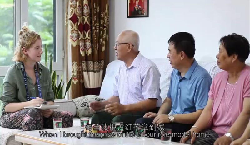《大國工匠》英國女導演Charlotte Haley(左)和李萬君(右)及其家人談話。(紀錄片截圖)