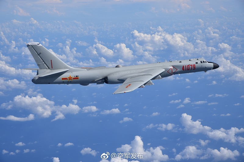 解放軍轟-6K轟炸機。(取自新浪微博@空軍發布)